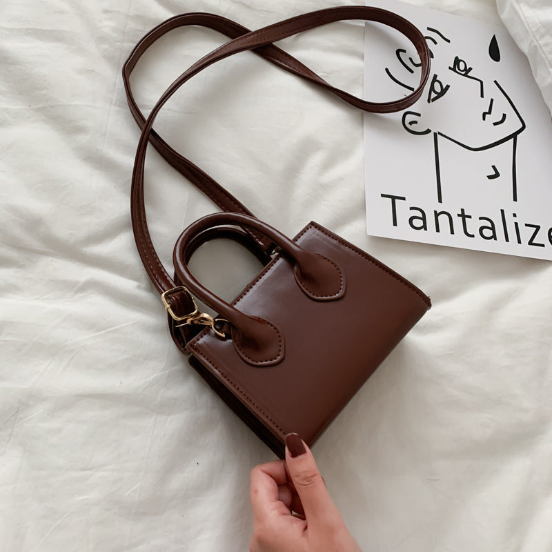 Messenger bag female 2020 new popular bag Korean version of the wild temperament handbag fashion INS shoulder small square bag